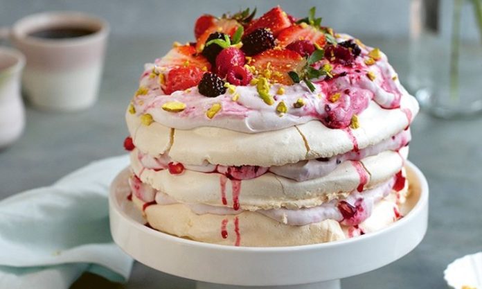 Dünya mutfaklarının son yıllarda en çok konuşulan tatlılarından biri haline gelen Pavlova, hafif yapısı ve zarif görünümü sayesinde geniş kitlelere ulaşmayı başarıyor. Yapımında kullanılan yumurta beyazı ve şekerin ortaya çıkardığı ince kıtır yapı, tatlının kendine özgü dokusunu oluştururken, üzerine eklenen taze meyveler Pavlova’ya hem lezzet hem de görsel zenginlik katıyor. Özellikle yaz aylarında tercih edilen ferahlatıcı etkisiyle ön plana çıkan bu tatlı, günümüzde restoran menülerinin vazgeçilmezleri arasında yer alıyor. Konulu bir haber görseli.