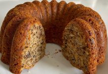 Son dönemlerde ev yapımı tariflerin popülerleşmesiyle birlikte havuçlu kek yeniden gündemde öne çıkan tatlılardan biri haline geldi. Özellikle hafif tatlar arayan, sebze ve tatlı dengesini seven kullanıcılar için ideal bir alternatif sunan bu kek, hem pratik hazırlanması hem de besleyici içeriği sayesinde tercih ediliyor. Geleneksel tariflerle modern dokunuşları bir araya getiren havuçlu kek, ev mutfaklarında olduğu kadar pastanelerde de daha sık görülmeye başladı. Sosyal medyada paylaşılan videolar ve tarif içerikleri de bu tatlının popülerliğini artırarak geniş kitlelere ulaşmasını sağladı. Konulu bir haber görseli.