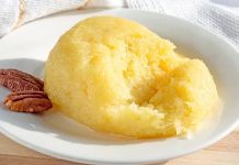 Anadolu’nun en köklü sütlü tatlılarından biri olan höşmerim, son yıllarda gastronomi dünyasında yeniden yükselişe geçti. Hem hafif hem de aromatik yapısıyla dikkat çeken tatlı, özellikle Balıkesir ve çevresinde yüzyıllardır yapılan en değerli yöresel lezzetler arasında yer alıyor. Sade görünümünün ardında güçlü bir gelenek barındıran höşmerim, bugün sadece yerel pazarlarda değil, ulusal restoran menülerinde de kendine yer buluyor. Tatlının tekrar gündeme taşınmasındaki en önemli etkenlerden biri, doğal içerikli ürünlere artan ilgi ve geleneksel mutfak kültürünün yeniden değer kazanması olarak gösteriliyor. Konulu bir haber görseli.