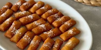 Son yıllarda sağlıklı yaşam trendlerinin etkisiyle doğal içerikli tatlılara olan talep hızla yükseliyor. Bu tatlılar arasında özellikle hurma tatlısı ön plana çıkmaya başladı. Hem ramazan döneminde hem de diğer aylarda sofralarda sıkça yer verilen bu tatlı, yüksek besin değerleri sayesinde uzmanlar tarafından da tavsiye edilen alternatifler arasında gösteriliyor. Doğal şekeri sayesinde ilave şeker kullanılmadan hazırlanabilen hurmalı tarifler, tüketicilerin ilgisini giderek daha fazla çekiyor. Konulu bir haber görseli.