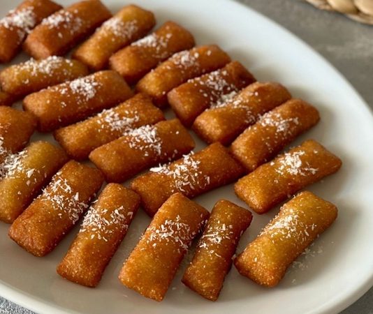 Hurma Tatlısı Sağlıklı Tatlı Arayanların Yeni Gözdesi Son yıllarda sağlıklı yaşam trendlerinin etkisiyle doğal içerikli tatlılara olan talep hızla yükseliyor. Bu tatlılar arasında özellikle hurma tatlısı ön plana çıkmaya başladı. Hem ramazan döneminde hem de diğer aylarda sofralarda sıkça yer verilen bu tatlı, yüksek besin değerleri sayesinde uzmanlar tarafından da tavsiye edilen alternatifler arasında gösteriliyor. Doğal şekeri sayesinde ilave şeker kullanılmadan hazırlanabilen hurmalı tarifler, tüketicilerin ilgisini giderek daha fazla çekiyor. Konulu bir haber görseli.