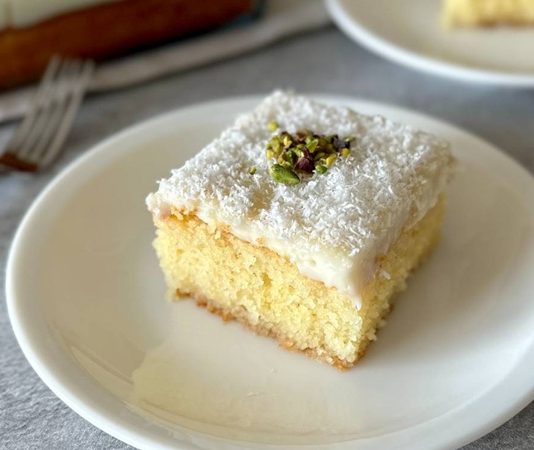Türk mutfağının en sevilen sütlü tatlılarından biri olan irmikli muhallebi, özellikle hafif ve pratik tatlı arayışında olanların tercihi olmaya devam ediyor. Son yıllarda sağlıklı beslenme trendinin yükselmesiyle birlikte sütlü tatlılara ilgi yeniden artarken, birçok kişi geleneksel tariflere yönelmeye başladı. Bu yönelişin en güçlü temsilcilerinden biri olan irmikli muhallebi, hem kolay hazırlanışı hem de hafif kıvamı ile dikkat çekiyor. Konulu bir haber görseli.
