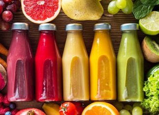 Juice Cleanse İle Doğal Detoks ve Sağlıklı Beslenme Rehberi Juice cleanse, yani meyve ve sebze suları ile yapılan detoks uygulamaları, son yıllarda sağlıklı yaşam trendleri arasında önemli bir yer edindi. Bu yöntem, vücudu toksinlerden arındırmayı, sindirim sistemini rahatlatmayı ve enerji seviyesini yükseltmeyi amaçlar. Ancak bu süreçte juice cleanse uygulamasının doğru şekilde yapılması, hem besleyici hem de güvenli olmasını sağlar. İnsanlar, kısa süreli detoks programlarıyla bedenlerini yenilemek ve sağlıklı alışkanlıklarını desteklemek için bilinçli seçimler yapıyor. Konulu bir haber görseli.