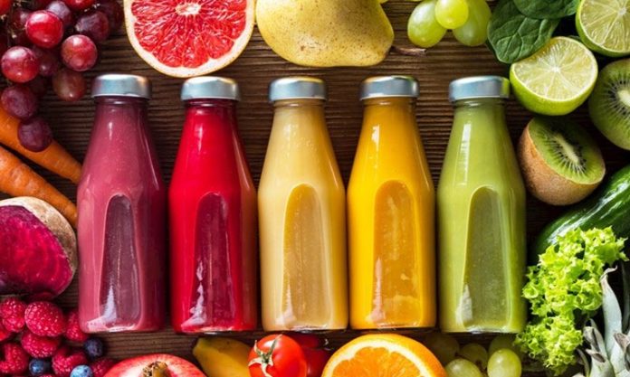 Juice Cleanse İle Doğal Detoks ve Sağlıklı Beslenme Rehberi Juice cleanse, yani meyve ve sebze suları ile yapılan detoks uygulamaları, son yıllarda sağlıklı yaşam trendleri arasında önemli bir yer edindi. Bu yöntem, vücudu toksinlerden arındırmayı, sindirim sistemini rahatlatmayı ve enerji seviyesini yükseltmeyi amaçlar. Ancak bu süreçte juice cleanse uygulamasının doğru şekilde yapılması, hem besleyici hem de güvenli olmasını sağlar. İnsanlar, kısa süreli detoks programlarıyla bedenlerini yenilemek ve sağlıklı alışkanlıklarını desteklemek için bilinçli seçimler yapıyor. Konulu bir haber görseli.