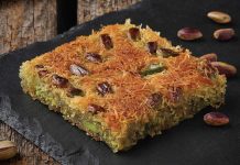 Türkiye’nin en sevilen tatlılarından biri olan kadayıf, hem köklü geçmişi hem de zengin lezzet yapısıyla uzun bir kültürel geleneğin temsilcisi konumunda bulunuyor. Osmanlı döneminde saray mutfağının önemli tatlıları arasında kabul edilen kadayıf, özellikle Ramazan ve bayram dönemlerinde sofraların en çok tercih edilen tatlılarından biri hâline gelmiştir. Bu tatlı, Ortadoğu’dan Balkanlara kadar geniş bir coğrafyada kendine yer edinmiş, her bölgenin damak tadına ve kültürel alışkanlıklarına göre farklı tariflerle yeniden şekillenmiştir. Bu nedenle kadayıf, sadece tatlı olarak değil bir kültürel aktarım aracı olarak da önem taşır. Konulu bir haber görseli.