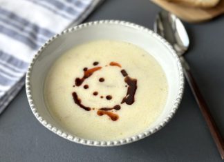 Kış Sofralarının Sıcacık Lezzeti, Kremalı Tavuk Çorbası Kış aylarının yaklaşmasıyla birlikte çorbalar sofraların vazgeçilmezi hâline geliyor. Özellikle hem besleyici hem de doyurucu seçenekler arayanlar için kremalı tavuk çorbası, sıcak ve yoğun aromasıyla öne çıkıyor. Tavuk eti ve kremanın birleşimi, çorbaya hem zengin bir lezzet hem de yumuşak bir kıvam kazandırıyor. Bu nedenle ev mutfaklarında sıkça tercih edilen bu tarif, restoran menülerinde de popüler bir başlangıç olarak yer alıyor. Konulu bir haber görseli.