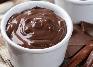 Kıvamı ve Lezzetiyle Sevdiren Tatlı Puding Yeniden Popülerleşiyor Puding, sade hazırlanışı, hafif dokusu ve her damak zevkine uyarlanabilir yapısıyla son yılların yeniden yükselişe geçen tatlıları arasında yer alıyor. Özellikle evde tatlı yapmak isteyenlerin ilk tercihleri arasında bulunan puding, hem çocukların hem yetişkinlerin gözdesi olmayı sürdürüyor. Türkiye genelinde market raflarında onlarca çeşidinin bulunması, yeni tarif denemelerinin sosyal medyada hızla yayılması ve restoran menülerinde bile özel sunumlarla yer alması, bu tatlının ne kadar geniş bir kitleye hitap ettiğini yeniden gözler önüne seriyor. Kolay hazırlanabilir olması da onu ev mutfaklarının vazgeçilmezlerinden biri haline getiriyor. Konulu bir haber görseli.