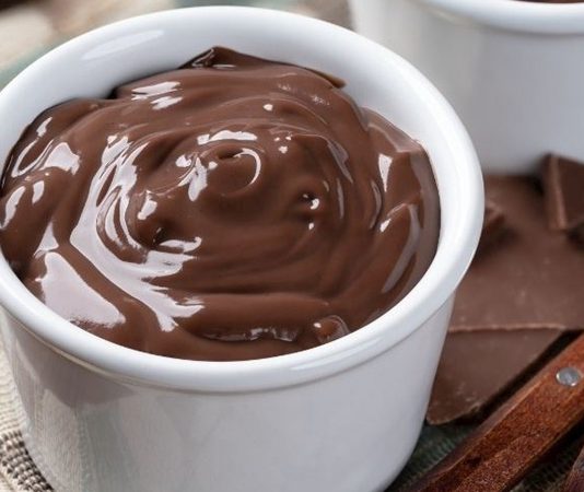 Puding, sade hazırlanışı, hafif dokusu ve her damak zevkine uyarlanabilir yapısıyla son yılların yeniden yükselişe geçen tatlıları arasında yer alıyor. Özellikle evde tatlı yapmak isteyenlerin ilk tercihleri arasında bulunan puding, hem çocukların hem yetişkinlerin gözdesi olmayı sürdürüyor. Türkiye genelinde market raflarında onlarca çeşidinin bulunması, yeni tarif denemelerinin sosyal medyada hızla yayılması ve restoran menülerinde bile özel sunumlarla yer alması, bu tatlının ne kadar geniş bir kitleye hitap ettiğini yeniden gözler önüne seriyor. Kolay hazırlanabilir olması da onu ev mutfaklarının vazgeçilmezlerinden biri haline getiriyor. Konulu bir haber görseli.