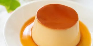 Dünyanın en sevilen tatlılarından biri olan krem karamel, zarif görünümü, pürüzsüz yapısı ve karamelin eşsiz aromasıyla her dönem popülerliğini koruyan özel bir tatlı olarak öne çıkıyor. Hem restoran menülerinde hem de ev mutfaklarında hazırlanan bu tatlı, özellikle hafif ve dengeli tatlı arayanların ilk tercihlerinden biri oluyor. Yumurta, süt ve şeker gibi temel malzemelerle hazırlanması onu hem ekonomik hem de kolay ulaşılabilir bir tatlı hâline getiriyor. Tüm bu özellikleri sayesinde krem karamel, farklı ülkelerin mutfaklarında da çeşitli versiyonlarıyla önemli bir yer edinmiş durumda. Konulu bir haber görseli.