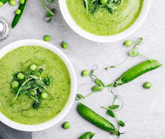 Kremalı bezelye çorbası, hem lezzeti hem de besleyici özelliğiyle son yıllarda mutfaklarda öne çıkıyor. Özellikle kış aylarında sıcak bir başlangıç olarak tercih edilen bu çorba, sofralara hem renk hem de sağlık katıyor. Klasik bezelye çorbasının kremayla buluşması, çorbanın kıvamını yumuşatırken tat profiline farklı bir dokunuş kazandırıyor. Kremalı bezelye çorbası hem çocuklar hem yetişkinler için ideal bir seçenek haline geliyor. Konulu bir haber görseli.