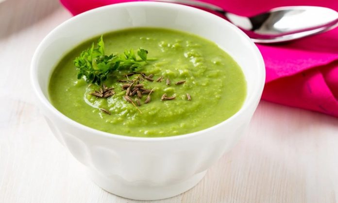 Türkiye’de özellikle son yıllarda sağlıklı beslenme alışkanlıklarının yaygınlaşmasıyla birlikte sebze çorbalarına olan ilgi belirgin şekilde arttı. Bu artışın en çok hissedildiği tariflerden biri de kuşkusuz kremalı brokoli çorbası oldu. Hem hafif yapısı hem de besleyici içeriğiyle dikkat çeken bu çorba, mutfaklarda giderek daha fazla yer buluyor. Brokolinin doğallığını kremanın yumuşak dokusuyla buluşturan tarif, hem öğünlerde ana yemek öncesi sıcak bir başlangıç hem de tek başına besleyici bir öğün olarak tercih ediliyor. Özellikle evde pratik ama aynı zamanda sağlıklı yemekler hazırlamak isteyenler için vazgeçilmez seçeneklerden biri hâline gelmiş durumda. Konulu bir haber görseli.