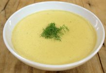 Soğuk havaların etkisini artırdığı bu günlerde, mutfaklarda en çok tercih edilen sıcak tariflerin başında kremalı çorbalar geliyor. Hem yumuşak içimi hem de doyurucu yapısıyla geniş bir kitle tarafından sevilen bu çorbalar, özellikle akşam yemeklerinde veya hafif öğünlerde ideal seçenek olarak görülüyor. Son yıllarda restoran menülerinde daha fazla yer bulan bu lezzetler, sadece pratik hazırlıklarıyla değil, aynı zamanda besleyici içerikleriyle de dikkat çekiyor. Üstelik farklı sebzelerle kolayca zenginleştirilebilmesi, kremalı çorbaları mutfaklarda çok yönlü bir seçenek haline getiriyor. Konulu bir haber görseli.