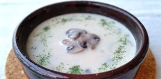 Son dönemlerde özellikle soğuk havaların artmasıyla birlikte restoranlardan ev mutfaklarına kadar geniş bir alanda popülerleşen kremalı mantar çorbası, yumuşak içimi ve zengin aromasıyla dikkat çekiyor. Birçok kişi tarafından hem akşam yemeklerinin başlangıcında hem de hafif öğünlerde tercih edilen bu çorba, krema ve mantarın uyumunu başarılı bir şekilde yansıtıyor. Üstelik farklı mantar türleriyle hazırlanabilir oluşu, lezzetini çeşitlendirmeyi mümkün hale getiriyor. Bu nedenle hem profesyonel şeflerin hem de evde yemek pişirenlerin sıkça yöneldiği tarifler arasında ilk sıralarda yer alıyor. Konulu bir haber görseli.