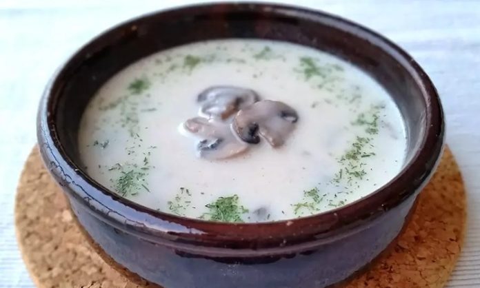 Son dönemlerde özellikle soğuk havaların artmasıyla birlikte restoranlardan ev mutfaklarına kadar geniş bir alanda popülerleşen kremalı mantar çorbası, yumuşak içimi ve zengin aromasıyla dikkat çekiyor. Birçok kişi tarafından hem akşam yemeklerinin başlangıcında hem de hafif öğünlerde tercih edilen bu çorba, krema ve mantarın uyumunu başarılı bir şekilde yansıtıyor. Üstelik farklı mantar türleriyle hazırlanabilir oluşu, lezzetini çeşitlendirmeyi mümkün hale getiriyor. Bu nedenle hem profesyonel şeflerin hem de evde yemek pişirenlerin sıkça yöneldiği tarifler arasında ilk sıralarda yer alıyor. Konulu bir haber görseli.