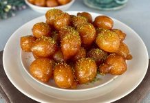 Türkiye’nin en sevilen tatlılarından biri olan lokma tatlısı, geçmişten bugüne gelen bir kültür mirasının lezzete dönüşmüş hâli olarak dikkat çekiyor. Osmanlı mutfağında önemli bir yere sahip olan lokma, günümüzde sokak lezzeti olarak yaygınlaşmış ve neredeyse her şehirde farklı hazırlanış şekilleriyle sunulmaya başlamıştır. Özellikle son yıllarda özel günlerde, hayır etkinliklerinde ve sosyal organizasyonlarda daha sık karşımıza çıkan lokma tatlısı, geleneksel tariften modern tariflere kadar geniş bir çeşitlilik sunmaya devam ediyor. Bu nedenle hem nostalji taşıyan hem de yeniliğe açık bir tatlı olarak gastronomideki yerini pekiştiriyor. Konulu bir haber görseli.