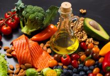 MIND Diyeti, son yıllarda özellikle beyin sağlığına odaklanan beslenme modelleri arasında dikkat çekici bir yere sahip olmaya başladı. Bilimsel araştırmalarla desteklenen bu diyet, yaşlanmaya bağlı zihinsel gerilemeyi yavaşlatmayı ve nörolojik hastalık riskini azaltmayı hedefliyor. Modern yaşamın getirdiği stres, düzensiz beslenme ve işlenmiş gıdaların artan tüketimi düşünüldüğünde, MIND Diyeti hem koruyucu hem de sürdürülebilir bir beslenme yaklaşımı olarak değerlendiriliyor. Konulu bir haber görseli.