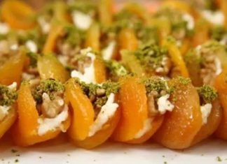 Malatya Kayısı Tatlısı Geleneksel Lezzetin Sofralara Yansıyan En Doğal Hali Türkiye’nin meyve cenneti olarak bilinen Malatya, dünya çapında tanınan kayısısıyla gastronomi dünyasında da özel bir yere sahip. Şehrin simgesi haline gelen bu meyve, sadece kuru haliyle değil, aynı zamanda hazırlanan eşsiz tatlılarla da geniş bir üne kavuşmuş durumda. Özellikle Malatya kayısı tatlısı, hafifliği, aromatik yapısı ve doğal malzemeleriyle hem geleneksel mutfakta hem de modern sunumlarda sıkça tercih ediliyor. Son yıllarda gastronomi turizminin artmasıyla birlikte bu tatlı, yerli ve yabancı ziyaretçilerin ilgisini daha fazla çekmeye başladı. Malatya mutfağının incisi olarak tanımlanan bu özel tatlı, doğal içeriğiyle de dikkat çekiyor. Konulu bir haber görseli.