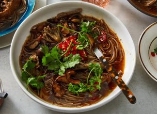 Sofraların Lezzetli ve Pratik Alternatifi, Mantarlı Noodle Çorbası Mantarlı noodle çorbası, hem doyurucu hem de pratik bir yemek seçeneği arayanlar için ideal bir tarif olarak öne çıkıyor. Taze mantar ve noodle kombinasyonu, çorbanın hem besleyici hem de lezzetli olmasını sağlıyor. Mantarlı noodle çorbası, hızlı hazırlanabilirliği sayesinde yoğun yaşam temposuna sahip kişiler tarafından sıkça tercih ediliyor. Bu çorba, hem öğle yemeklerinde hem de akşam sofralarında keyifle tüketilebiliyor ve özellikle mantar severler için vazgeçilmez bir seçenek sunuyor. Konulu bir haber görseli.