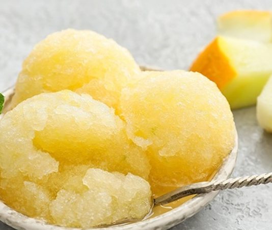 Meyvenin En Saf Hali Sorbe Lezzeti ve Günümüzdeki Yeri Tatlı dünyasında hafifliği, ferahlatıcı etkisi ve doğal içeriğiyle öne çıkan sorbe, özellikle son yıllarda sağlıklı beslenme ve doğal tatlı arayışlarının artmasıyla yeniden popülerlik kazanmış durumda. Dondurma ile sıkça karıştırılan ancak içerik ve üretim açısından ondan ayrılan sorbe, süt ve süt ürünü içermemesiyle dikkat çekiyor. Meyve, su ve şekerin dengeli birlikteliğinden oluşan bu özel tatlı, hem gastronomi dünyasında hem de günlük tüketimde kendine sağlam bir yer edinmiş bulunuyor. Konulu bir haber görseli.