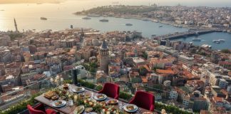 Günümüzün hızlı temposu içinde şekillenen şehir sofrası, modern yaşamın alışkanlıklarını, beklentilerini ve dönüşümünü en iyi yansıtan alanlardan biridir. Şehirde yaşayan bireyler için sofra, yalnızca yemek yenen bir masa değil; aynı zamanda günün yorgunluğunun atıldığı, kısa molaların verildiği ve sosyal bağların kurulduğu bir buluşma noktasıdır. Bu nedenle şehir sofrası, geleneksel sofralardan farklı bir dinamiğe sahiptir. Konulu bir haber görseli.