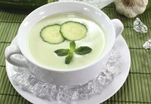 Naneli salatalık çorbası, yaz aylarında sofraların en hafif ve ferahlatıcı seçeneklerinden biri olarak öne çıkıyor. Taze salatalık ve nane ile hazırlanan bu çorba, hem lezzetli hem de besleyici bir başlangıç sunuyor. Naneli salatalık çorbası, yoğurt ve baharatlarla birleştiğinde sofralarda renk ve aroma katıyor. Özellikle sıcak yaz günlerinde hem öğle hem akşam yemeklerinde tercih edilen bu tarif, ferahlatıcı ve sağlıklı bir alternatif olarak dikkat çekiyor. Konulu bir haber görseli.