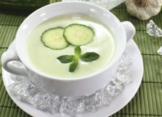 Naneli Salatalık Çorbası Yaz Sofralarının Ferahlatıcı Lezzeti Naneli salatalık çorbası, yaz aylarında sofraların en hafif ve ferahlatıcı seçeneklerinden biri olarak öne çıkıyor. Taze salatalık ve nane ile hazırlanan bu çorba, hem lezzetli hem de besleyici bir başlangıç sunuyor. Naneli salatalık çorbası, yoğurt ve baharatlarla birleştiğinde sofralarda renk ve aroma katıyor. Özellikle sıcak yaz günlerinde hem öğle hem akşam yemeklerinde tercih edilen bu tarif, ferahlatıcı ve sağlıklı bir alternatif olarak dikkat çekiyor. Konulu bir haber görseli.