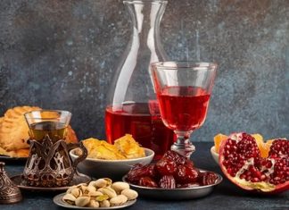 Osmanlıdan Günümüze Uzanan Şerbet Kültürü ve Toplumsal Hafıza Türk mutfak mirasının en zarif ve en köklü unsurlarından biri olan şerbet kültürü, yalnızca bir içecek geleneği değil; aynı zamanda sosyal hayatın, inanç dünyasının ve estetik anlayışın da önemli bir yansımasıdır. Yüzyıllar boyunca saraylardan halk sofralarına, düğünlerden dini merasimlere kadar uzanan bu gelenek, günümüzde yeniden keşfedilerek kültürel bir değer olarak öne çıkmaktadır. Özellikle doğal içeriklere yönelimin artmasıyla birlikte geleneksel şerbetler, modern yaşamda da kendine yer bulmaktadır. Konulu bir haber görseli.