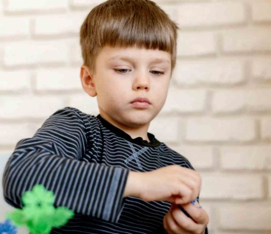 Otizm spektrum bozukluğu, bireyin iletişim, sosyal etkileşim ve davranış alanlarında farklılıklar yaşamasına neden olabilen nörogelişimsel bir durumdur. Her bireyde farklı şekillerde ortaya çıkan bu durum, günlük yaşam alışkanlıklarının da özenle düzenlenmesini gerektirir. Bu noktada otizm dostu diyet, hem fiziksel sağlığı hem de günlük yaşam konforunu destekleyen önemli bir yaklaşım olarak öne çıkar. Konulu bir haber görseli.