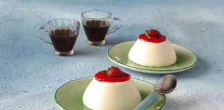 İtalyan mutfağının en rafine tatlılarından biri olan panna cotta, hafif kıvamı, sütlü dokusu ve şık sunumuyla son yıllarda Türkiye’de de oldukça ilgi gören tatlılardan biri hâline geldi. Özellikle yaz aylarında serinletici etkisi nedeniyle tercih edilen bu özel tatlı, hem restoran hem de ev tariflerinde farklı versiyonlarla ortaya çıkıyor. Tatlının temelinde krema bulunması, ona kendine özgü yumuşaklığı kazandırırken, kullanılan vanilya ve meyveler tatlıya zarif bir aroma katıyor. Günümüzde modern pastacılık trendleri sayesinde daha geniş kitlelere ulaşan panna cotta, estetik sunumu ile de dikkat çekiyor. Konulu bir haber görseli.