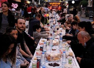 Paylaşmanın Ve Dayanışmanın Simgesi Olan İmece Sofrası Anadolu’nun köklü kültürel mirası içinde önemli bir yere sahip olan imece sofrası, sadece yemek yenilen bir masa değil, toplumsal dayanışmanın ve paylaşmanın canlı bir simgesidir. Köy yaşamında ortaya çıkan bu gelenek, insanların emeklerini ve sofralarını ortaklaştırdığı güçlü bir birliktelik anlayışını temsil eder. İmece sofrası, bir araya gelmenin, birlikte üretmenin ve birlikte tüketmenin doğal bir sonucu olarak şekillenmiştir. Konulu bir haber görseli.