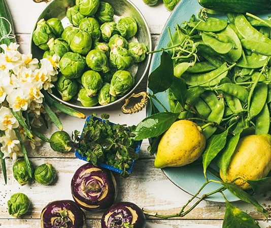 Pegan beslenme, son yıllarda sağlıklı yaşam ve dengeli beslenme konularına ilgi duyan bireyler arasında dikkat çeken hibrit bir yaklaşım olarak öne çıkmaktadır. Paleo ve vegan beslenme anlayışlarının belirli yönlerini bir araya getiren bu model, adını da bu iki kelimenin birleşiminden alır. Pegan, bir yandan doğal ve işlenmemiş gıdaları merkeze alırken, diğer yandan bitki ağırlıklı bir beslenme düzenini teşvik eder. Konulu bir haber görseli.