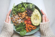 Son yıllarda periyodik bitkisel oruç, sağlıklı yaşam ve kilo kontrolü arayışında olan bireyler arasında giderek popüler hale geliyor. Bu uygulama, belirli zaman dilimlerinde yalnızca bitkisel besinler tüketmeyi, hayvansal ürünlerden uzak durmayı temel alıyor. Periyodik bitkisel oruç, hem fiziksel sağlık hem de zihinsel denge açısından faydalar sunarken, modern beslenme trendleri arasında dikkat çekici bir konum kazanıyor. Konulu bir haber görseli.