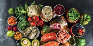 Pesketaryen beslenme, son yıllarda klasik vejetaryen beslenme ile et ağırlıklı diyetler arasında bir denge kurmak isteyen bireyler tarafından giderek daha fazla tercih edilmektedir. Et ve kümes hayvanlarının tüketilmediği, buna karşın balık ve deniz ürünlerinin beslenme düzeninde yer aldığı bu yaklaşım, hem sağlık hem de sürdürülebilirlik tartışmalarında sıkça gündeme gelmektedir. Pesketaryen Beslenme, bitkisel ağırlıklı yapısını korurken deniz ürünlerinden gelen besin öğeleriyle çeşitlilik sunan bir beslenme modeli olarak öne çıkmaktadır. Konulu bir haber görseli.