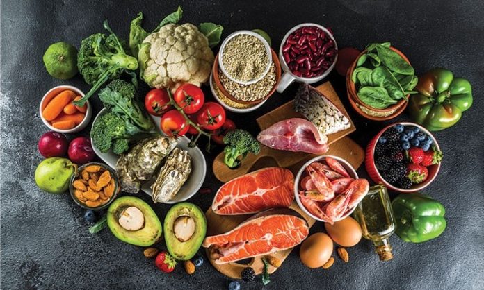 Pesketaryen beslenme, son yıllarda klasik vejetaryen beslenme ile et ağırlıklı diyetler arasında bir denge kurmak isteyen bireyler tarafından giderek daha fazla tercih edilmektedir. Et ve kümes hayvanlarının tüketilmediği, buna karşın balık ve deniz ürünlerinin beslenme düzeninde yer aldığı bu yaklaşım, hem sağlık hem de sürdürülebilirlik tartışmalarında sıkça gündeme gelmektedir. Pesketaryen Beslenme, bitkisel ağırlıklı yapısını korurken deniz ürünlerinden gelen besin öğeleriyle çeşitlilik sunan bir beslenme modeli olarak öne çıkmaktadır. Konulu bir haber görseli.