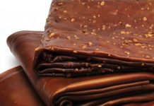 Anadolu’nun köklü mutfak gelenekleri içinde önemli bir yere sahip olan pestil, son yıllarda doğal beslenmeye yönelen tüketicilerin ilgisiyle yeniden gündemde. Üzüm, dut veya kayısı gibi meyvelerin uzun süre kaynatılıp yoğunlaştırılarak ince bir tabaka hâline getirilmesiyle elde edilen bu geleneksel ürün, özellikle kış aylarında enerji veren atıştırmalıkların başında geliyor. Sağlıklı içeriği, katkısız yapısı ve uzun saklama ömrü sayesinde hem şehir pazarlarında hem de online satış noktalarında en çok aranan yöresel tatlar arasında yer alıyor. Üretimin meşakkatli olmasına rağmen doğal yollarla hazırlanması, pestile ayrı bir değer katıyor. Konulu bir haber görseli.