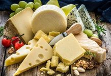 Peynir, tarih boyunca hem yemek kültürü hem de beslenme alışkanlıkları açısından önemli bir yere sahip olmuştur. Farklı süt türlerinden yapılan peynirler, hem lezzet hem de besin değeri açısından sofralarda vazgeçilmez bir öğe olarak kabul edilir. Özellikle Anadolu ve Akdeniz mutfaklarında peynir, yüzyıllardır devam eden bir sofra geleneği olarak nesiller boyunca aktarılmıştır. Konulu bir haber görseli.