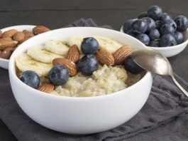Post-workout beslenme, antrenman sonrasında vücudun toparlanma sürecini desteklemeyi amaçlayan beslenme düzenini ifade eder. Spor sonrasında kaslar yorgun, enerji depoları ise büyük ölçüde boşalmış durumdadır. Post-workout beslenme, bu kayıpların dengeli şekilde yerine konmasını sağlayarak hem performans gelişimini hem de genel vücut sağlığını destekler. Konulu bir haber görseli.