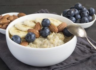 Post-Workout Beslenme Antrenman Sonrası Toparlanmayı Destekleyen Doğru Yaklaşım Post-workout beslenme, antrenman sonrasında vücudun toparlanma sürecini desteklemeyi amaçlayan beslenme düzenini ifade eder. Spor sonrasında kaslar yorgun, enerji depoları ise büyük ölçüde boşalmış durumdadır. Post-workout beslenme, bu kayıpların dengeli şekilde yerine konmasını sağlayarak hem performans gelişimini hem de genel vücut sağlığını destekler. Konulu bir haber görseli.