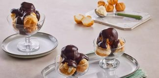 Fransız mutfağının en seçkin tatlılarından biri olan profiterol, uzun yıllardır hem restoranların hem de ev mutfaklarının en sevilen lezzetlerinden biri olarak yerini koruyor. Çıtır hamurun içindeki hafif krema ve üzerine dökülen yoğun çikolata sosuyla oldukça cezbedici bir tat sunan profiterol, özellikle misafir ağırlamalarında şık bir sunum oluşturmasıyla ön plana çıkıyor. Günümüzde pastane vitrinlerinde sıkça görülen bu tatlı, son dönemde ev yapımı tariflerin popülerleşmesiyle birlikte mutfakta daha da yaygın şekilde hazırlanıyor. Konulu bir haber görseli.