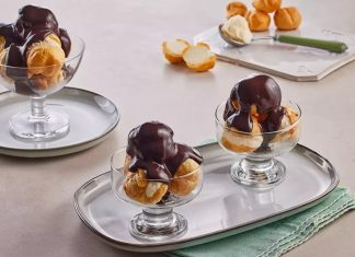 Fransız mutfağının en seçkin tatlılarından biri olan profiterol, uzun yıllardır hem restoranların hem de ev mutfaklarının en sevilen lezzetlerinden biri olarak yerini koruyor. Çıtır hamurun içindeki hafif krema ve üzerine dökülen yoğun çikolata sosuyla oldukça cezbedici bir tat sunan profiterol, özellikle misafir ağırlamalarında şık bir sunum oluşturmasıyla ön plana çıkıyor. Günümüzde pastane vitrinlerinde sıkça görülen bu tatlı, son dönemde ev yapımı tariflerin popülerleşmesiyle birlikte mutfakta daha da yaygın şekilde hazırlanıyor. Konulu bir haber görseli.