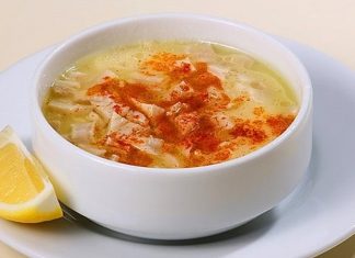 Sakatatlı Çorba Geleneksel Lezzetin Sofralardaki Güçlü Dönüşü Türk mutfağında köklü bir yere sahip olan sakatatlı çorba, son yıllarda yeniden yükselişe geçerek hem restoranlarda hem de ev mutfaklarında daha fazla tercih edilen bir lezzet hâline gelmeye başladı. Özellikle kış aylarında güçlendiren yapısı, besleyici değeri ve doyuruculuğu sayesinde sofralarda özel bir yer edinen bu çorba, farklı sakatat türlerinin bir arada kullanılmasıyla zengin bir aroma sunuyor. Vitamin ve mineral bakımından oldukça güçlü olan sakatatlar, doğru tekniklerle pişirildiğinde çorbanın hem lezzetini hem de besleyiciliğini artırıyor. Bu nedenle sakatatlı çorba, modern mutfak trendleriyle geleneksel tatların birleştiği özel bir tarif olarak dikkat çekiyor. Konulu bir haber görseli.