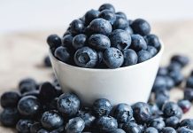 Günlük yaşamın temposu, stres faktörleri ve düzensiz yaşam alışkanlıkları ruh hali üzerinde doğrudan etkili oluyor. Bu noktada mutluluk hormonu olarak bilinen serotonin, zihinsel denge ve duygusal istikrar açısından kritik bir role sahip. Serotonin destekli beslenme, yalnızca fiziksel sağlığı değil, aynı zamanda ruhsal iyi oluşu da merkeze alan bir beslenme yaklaşımı olarak öne çıkıyor. Konulu bir haber görseli.