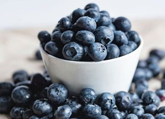 Serotonin Destekli Beslenme Ruh Hali Ve Zihinsel Dengeyi Güçlendiren Yaklaşım Günlük yaşamın temposu, stres faktörleri ve düzensiz yaşam alışkanlıkları ruh hali üzerinde doğrudan etkili oluyor. Bu noktada mutluluk hormonu olarak bilinen serotonin, zihinsel denge ve duygusal istikrar açısından kritik bir role sahip. Serotonin destekli beslenme, yalnızca fiziksel sağlığı değil, aynı zamanda ruhsal iyi oluşu da merkeze alan bir beslenme yaklaşımı olarak öne çıkıyor. Konulu bir haber görseli.