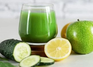 Sıvı Diyeti ile Hızlı Arınma ve Dengeli Beslenme Rehberi Sıvı diyeti, özellikle kısa süreli detoks programları ve sindirim sistemini rahatlatmak amacıyla tercih edilen bir beslenme yaklaşımıdır. Bu diyet, katı gıdalar yerine sıvı diyeti kapsamındaki çorbalar, smoothieler, taze meyve ve sebze suları ile uygulanır. Vücudu toksinlerden arındırırken enerji seviyelerini dengelemeye yardımcı olur. Düzenli uygulandığında metabolizmayı destekler, bağışıklık sistemini güçlendirir ve sindirimi kolaylaştırır. Konulu bir haber görseli.