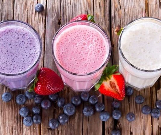 Smoothie diyeti, özellikle yoğun yaşam temposuna sahip bireyler için pratik ve sağlıklı bir beslenme alternatifi olarak öne çıkıyor. Taze meyve, sebze ve süt ürünleri veya bitkisel sütlerle hazırlanan smoothieler, vitamin, mineral ve antioksidan açısından oldukça zengindir. Smoothie diyeti, hem kilo kontrolüne yardımcı olur hem de vücudun ihtiyaç duyduğu besin öğelerini dengeli bir şekilde almasını sağlar. Bu diyet, sağlıklı yaşam bilincini artırmak ve enerji seviyelerini yükseltmek isteyen kişiler arasında popüler bir tercih haline gelmiştir. Konulu bir haber görseli