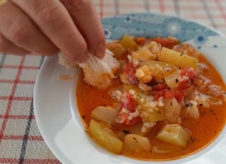 Sofrada Paylaşımın Sessiz Dili Ekmek Banma Geleneği Yemek kültürü, toplumların yalnızca ne yediğini değil, nasıl yediğini de anlatan güçlü bir aynadır. Bu aynanın içinde yer alan Ekmek Banma Geleneği, sade ama derin anlamlar taşıyan bir sofra pratiği olarak dikkat çeker. Bir yemeğin suyuna, sosuna ya da kalan lezzetine ekmek banmak; sadece damak tadıyla ilgili bir alışkanlık değil, aynı zamanda paylaşımın, bereketin ve nimete saygının ifadesidir. Konulu bir haber görseli.
