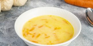 Son yıllarda sağlıklı beslenme trendlerinin artmasıyla birlikte çorbalar, hem hafif hem de besleyici öğünler arayanların tercihi hâline geldi. Özellikle kış aylarında sofraları ısıtan ve doyurucu bir seçenek arayanlar için kremalı havuç çorbası, lezzeti ve pratik hazırlanışıyla öne çıkıyor. Havuç ve kremanın birleşimi, çorbaya hem yoğun bir aroma hem de pürüzsüz bir kıvam kazandırıyor. Bu nedenle ev mutfaklarında sıkça tercih edilen tarifler arasında yer alıyor. Konulu bir haber görseli.