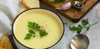 Son yıllarda sağlıklı beslenme trendlerinin artmasıyla birlikte çorbalar, sofraların vazgeçilmez öğünlerinden biri hâline geldi. Özellikle kış aylarında hem hafif hem de doyurucu seçenekler arayanlar için kremalı kabak çorbası, lezzeti ve pratik hazırlanışıyla öne çıkıyor. Kabak ve kremanın birleşimi, çorbaya hem yoğun bir aroma hem de pürüzsüz bir kıvam kazandırıyor. Bu nedenle ev mutfaklarında sıkça tercih edilen tarifler arasında yer alıyor. Konulu bir haber görseli.