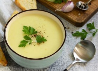 Sofraların Hafif ve Lezzetli Tercihi, Kremalı Kabak Çorbası Son yıllarda sağlıklı beslenme trendlerinin artmasıyla birlikte çorbalar, sofraların vazgeçilmez öğünlerinden biri hâline geldi. Özellikle kış aylarında hem hafif hem de doyurucu seçenekler arayanlar için kremalı kabak çorbası, lezzeti ve pratik hazırlanışıyla öne çıkıyor. Kabak ve kremanın birleşimi, çorbaya hem yoğun bir aroma hem de pürüzsüz bir kıvam kazandırıyor. Bu nedenle ev mutfaklarında sıkça tercih edilen tarifler arasında yer alıyor. Konulu bir haber görseli.