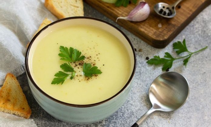 Sofraların Hafif ve Lezzetli Tercihi, Kremalı Kabak Çorbası Son yıllarda sağlıklı beslenme trendlerinin artmasıyla birlikte çorbalar, sofraların vazgeçilmez öğünlerinden biri hâline geldi. Özellikle kış aylarında hem hafif hem de doyurucu seçenekler arayanlar için kremalı kabak çorbası, lezzeti ve pratik hazırlanışıyla öne çıkıyor. Kabak ve kremanın birleşimi, çorbaya hem yoğun bir aroma hem de pürüzsüz bir kıvam kazandırıyor. Bu nedenle ev mutfaklarında sıkça tercih edilen tarifler arasında yer alıyor. Konulu bir haber görseli.